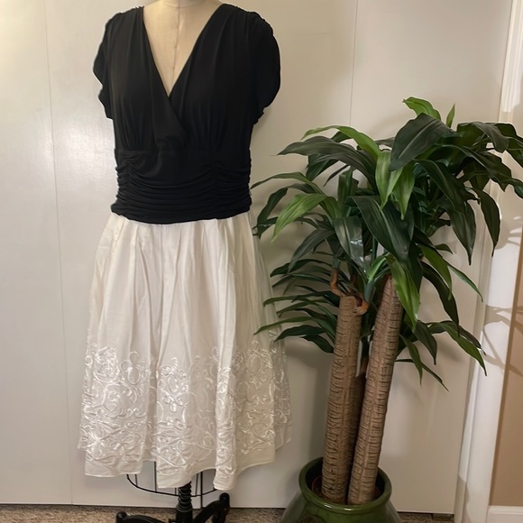 Established 1962 black and white party dress - Picture 1 of 8